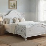Letto matrimoniale Nadine finitura bianco consumato di Castagnetti 1928.