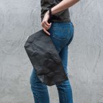 Pochette Size L nero di Essent'ial.