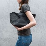Pochette Size L nero di Essent'ial.
