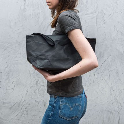 Pochette Size L nero di Essent'ial.