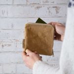 Portafoglio Money Zip Small avana di Essent'ial.