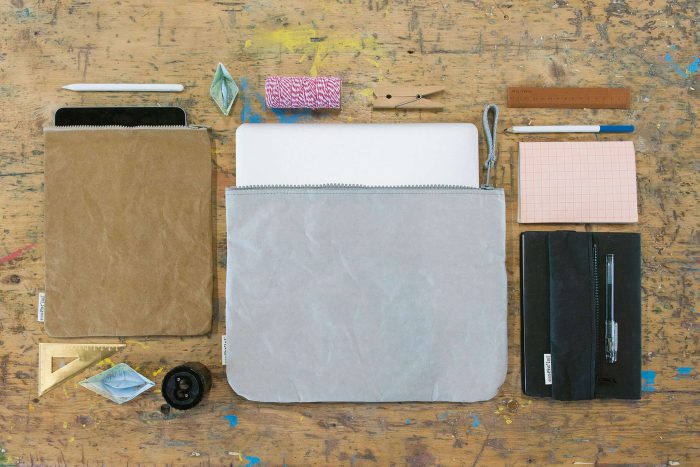 Astuccio Back to School Large grigio e custodia porta laptop Small avana di Essent'ial.