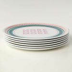 Piatto pizza More More More della collezione Guest di Bitossi Home.