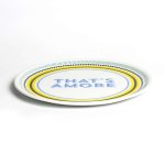 Piatto pizza That's Amore della collezione Guest di Bitossi Home.