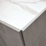 Particolare del piano finitura marmo.