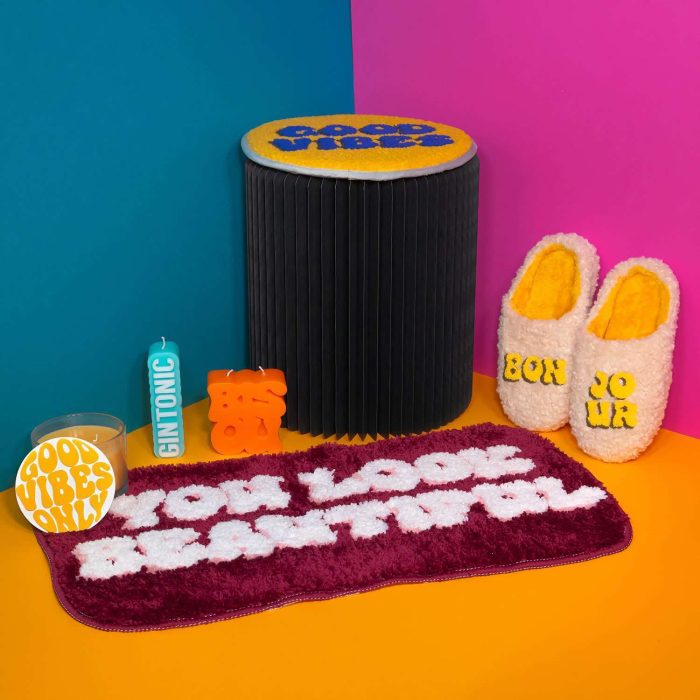 Sgabello pieghevole Good Vibes in carta di WD Lifestyle.